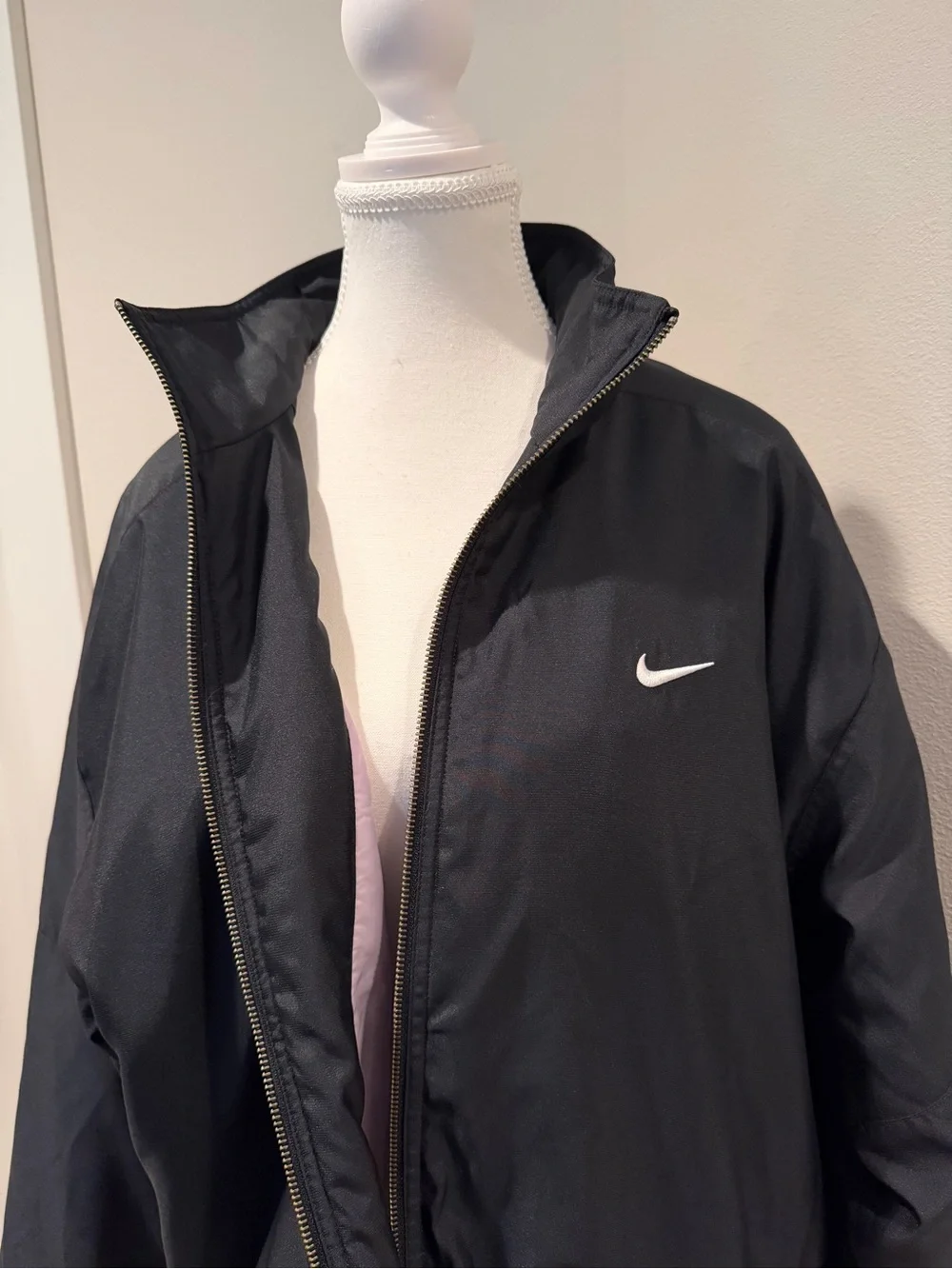 Nike Black Lightweight Oversized Women’s Windbreaker Jacket with White Swoosh - Picture 2 of 7